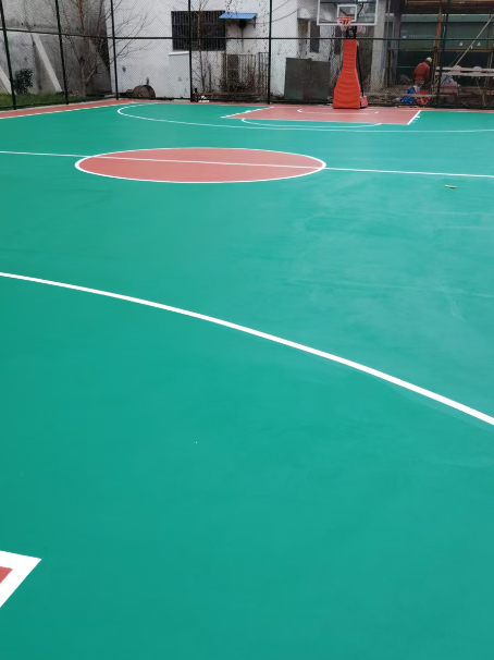 中山 球场长期使用易出现地面开裂